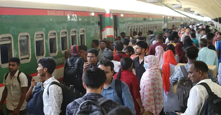 ঈদে ঘরমুখো মানুষের ভিড়
